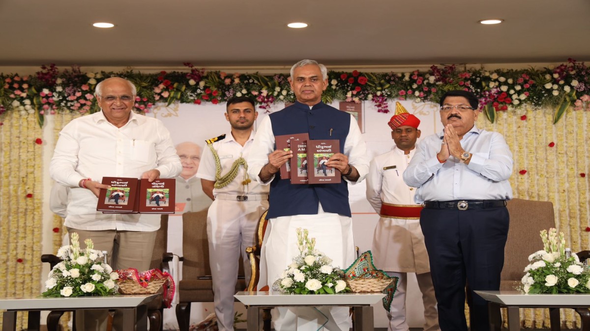 A book about Dhirubhai Ambani authored by Parimal Nathwani in 3 languages, released by Gujarat Governor