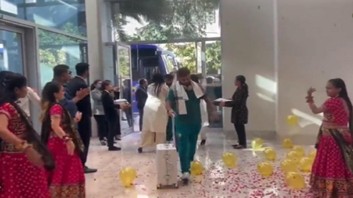 Rousing reception for Pak team in Ahmedabad enrages netizens, latter lambasts BCCI (VIDEO)