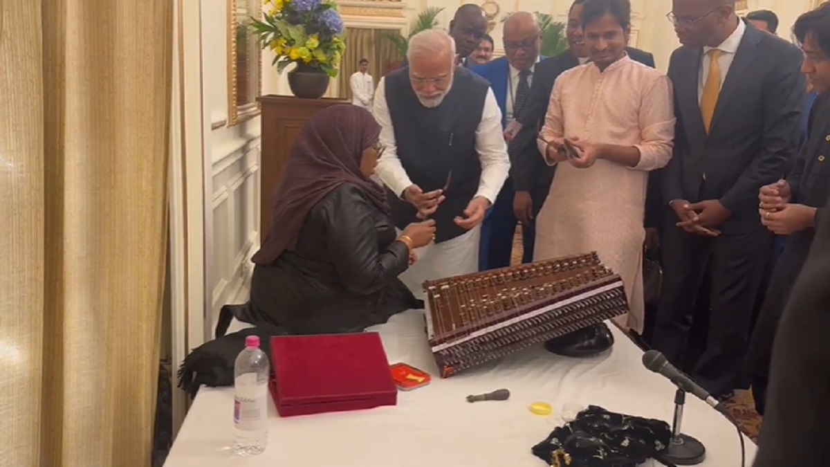 Tanzania President ‘struggles’ with Santoor, PM Modi extends helping hand (VIDEO)