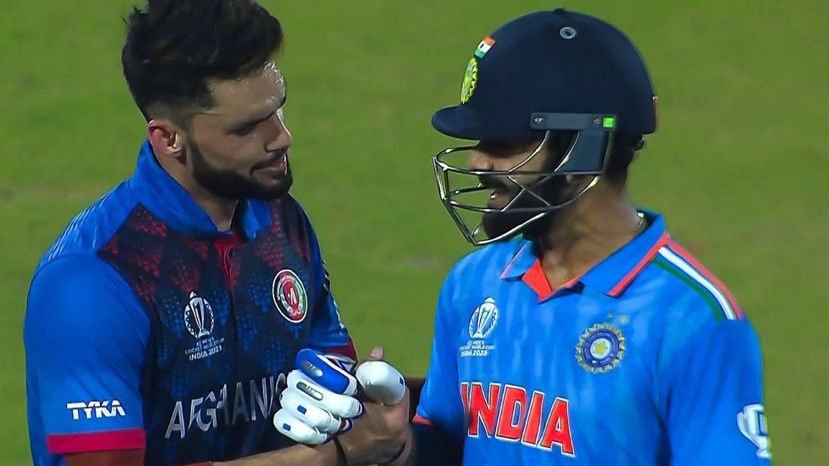 Kohli & Naveen end IPL feud with warm hug in WC match, former hailed for ‘comforting’ Afghan cricketer (VIDEO)