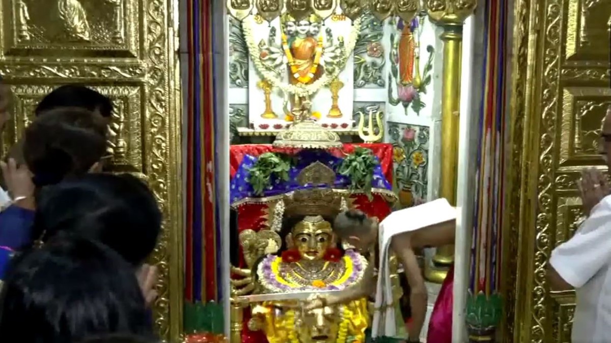 Delhi: Morning ‘aarti’ performed at Jhandewalan temple on 4th day of Navratri