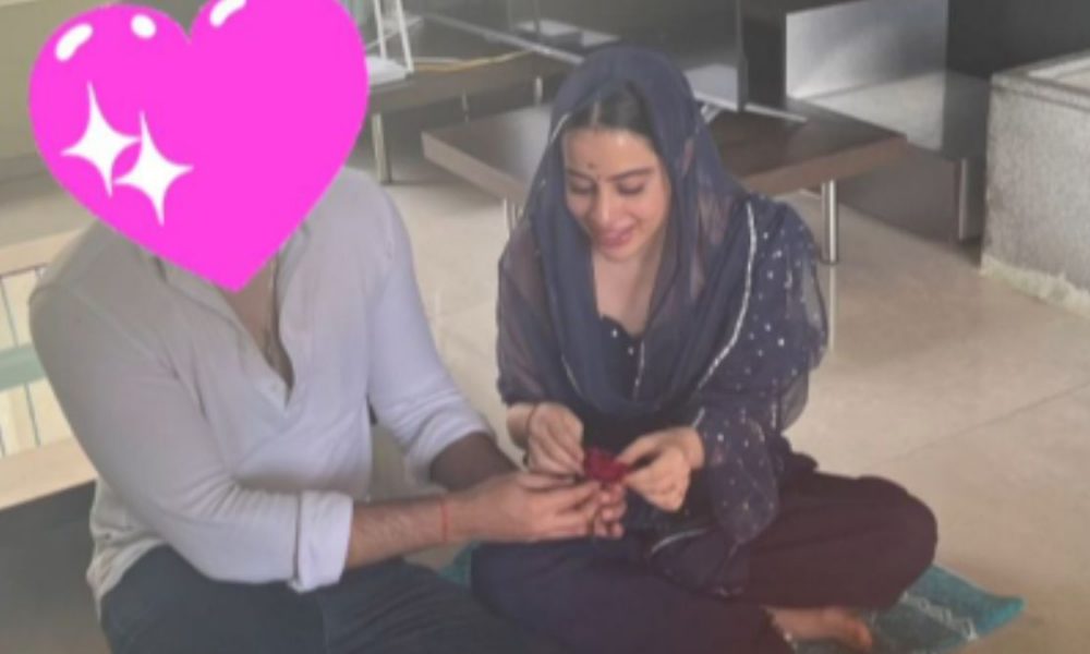 Viral picture makes netizens believe Urfi Javed is engaged to this mystery man