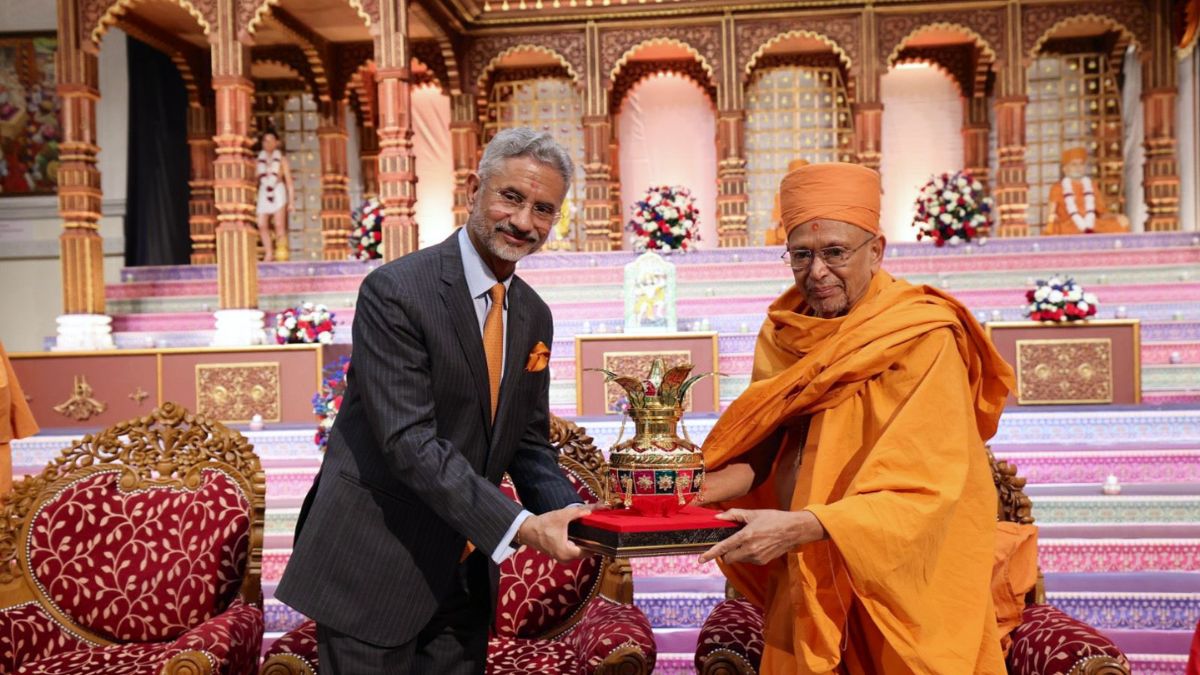 EAM Jaishankar offers prayers at BAPS Shri Swaminarayan Mandir in London