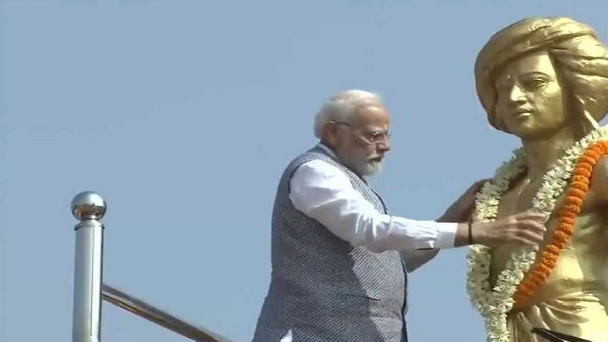 PM Modi becomes first prime minister to visit folk hero Birsa Munda’s native village Ulihatu