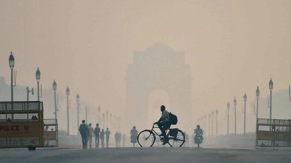 Delhi: Dense fog envelopes city, reducing visibility