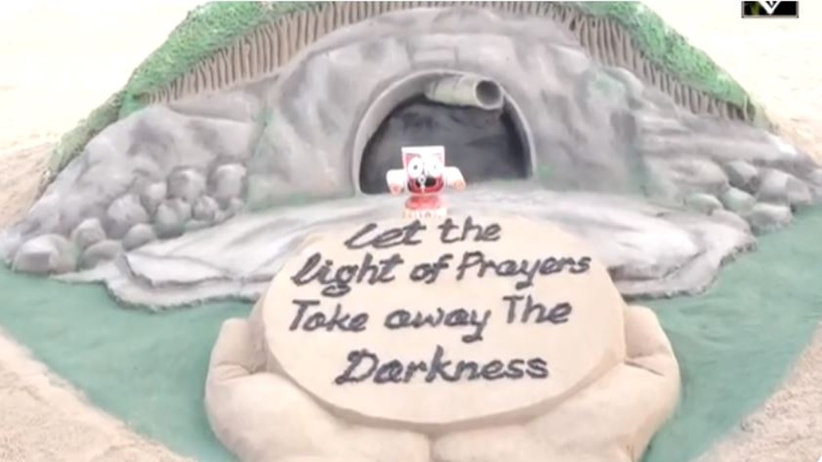 Sand Artist creates sand art praying for the rescue of the trapped workers in Silkyara tunnel