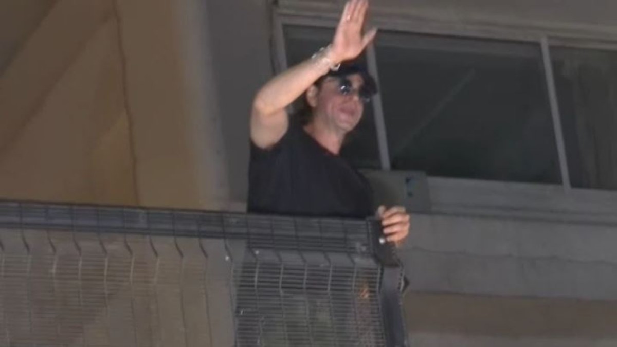 Shah Rukh Khan greets a swarm of fans outside his house with his yearly  balcony appearance on his birthday
