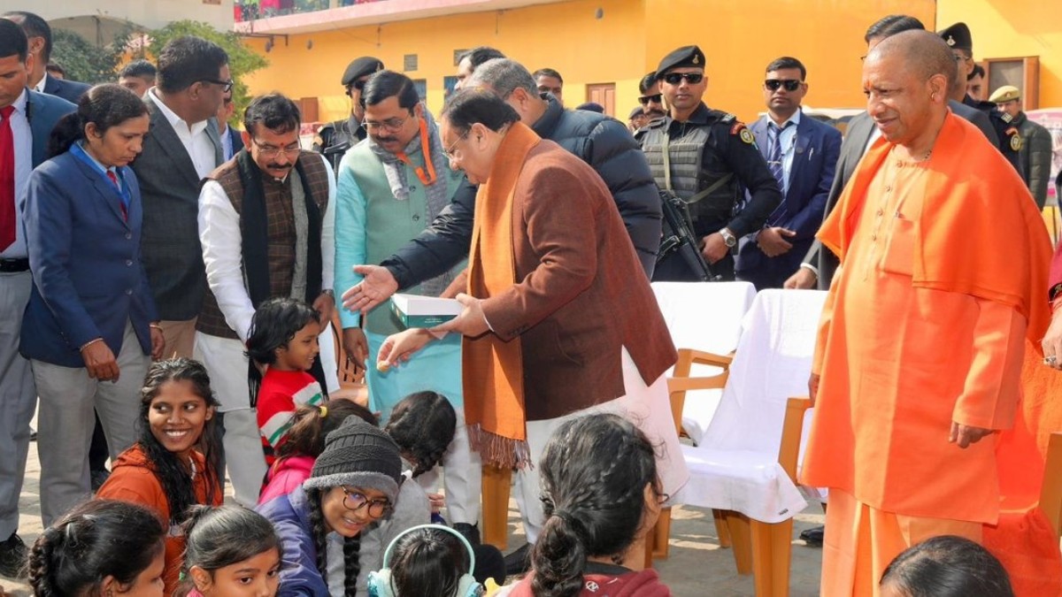 BJP President and CM Yogi distribute chocolates to children and blankets to the needy