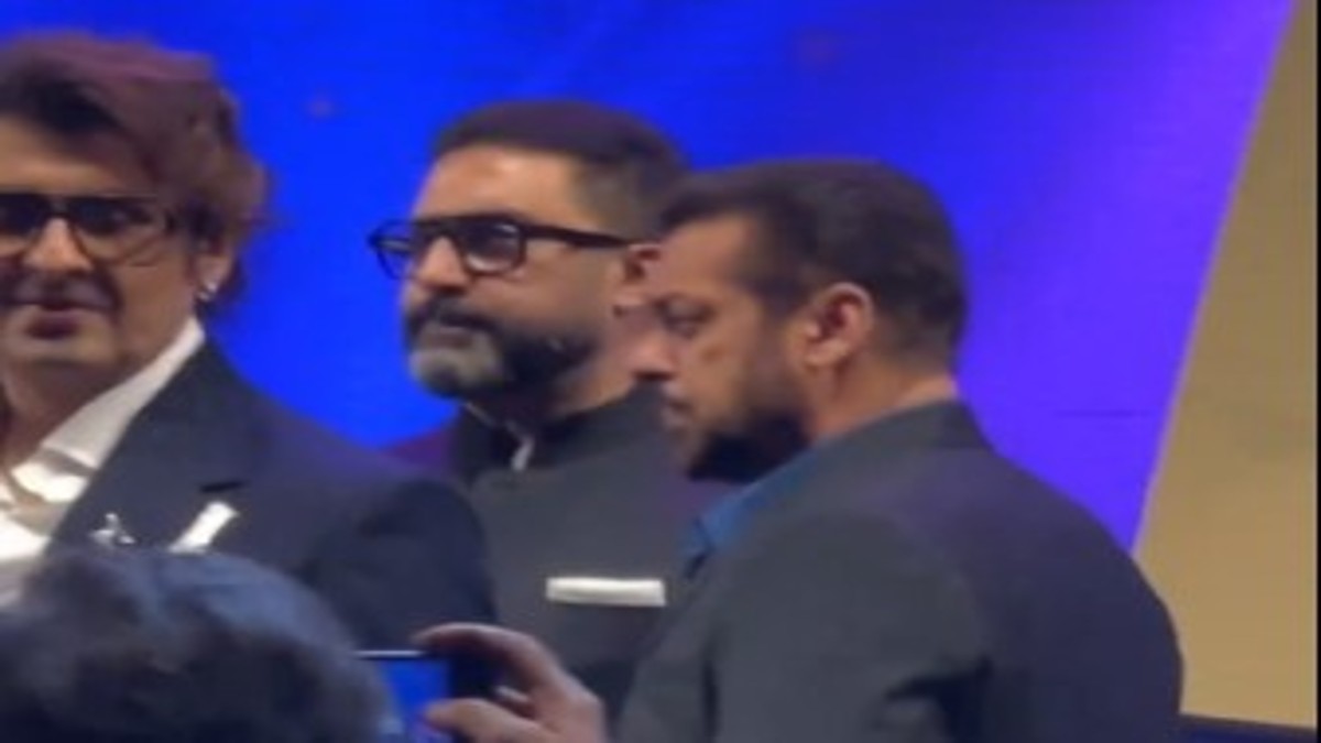 Salman hugs Big B, Abhishek Bachchan at a birthday bash; VIDEO elicits barrage of reactions