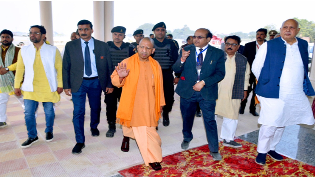 CM Yogi participates in Viksit Bharat Sankalp Yatra in Akbelpur, Azamgarh
