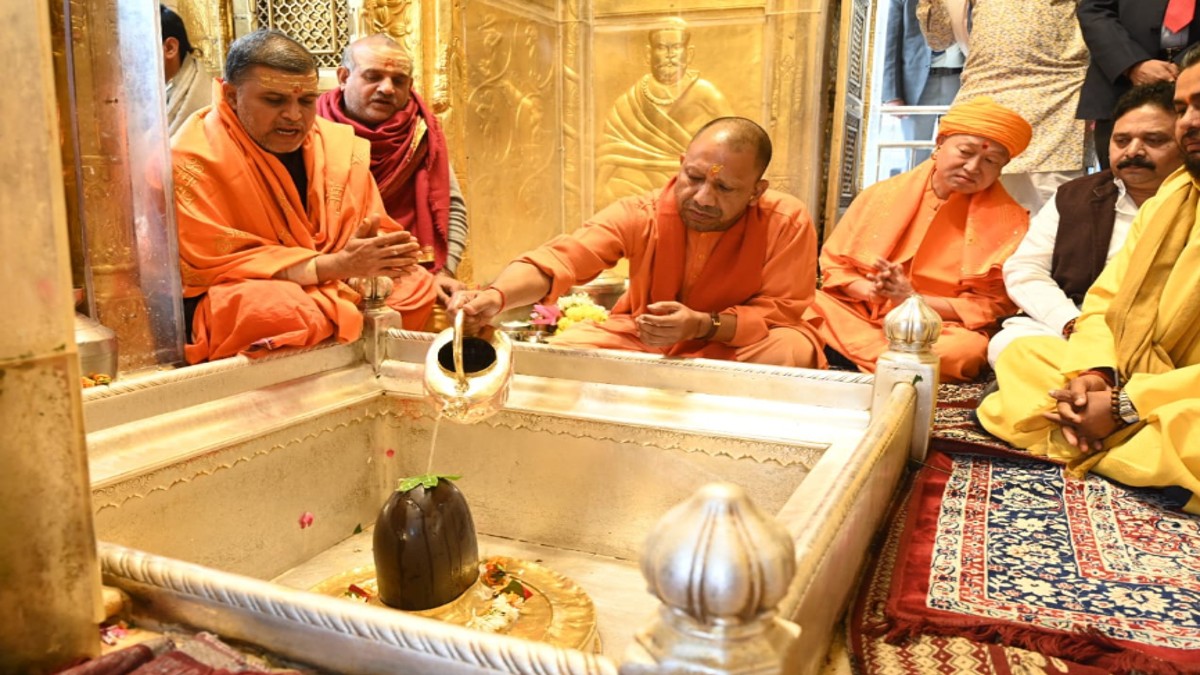 CM Yogi offers prayers at Shri Kashi Vishwanath Temple