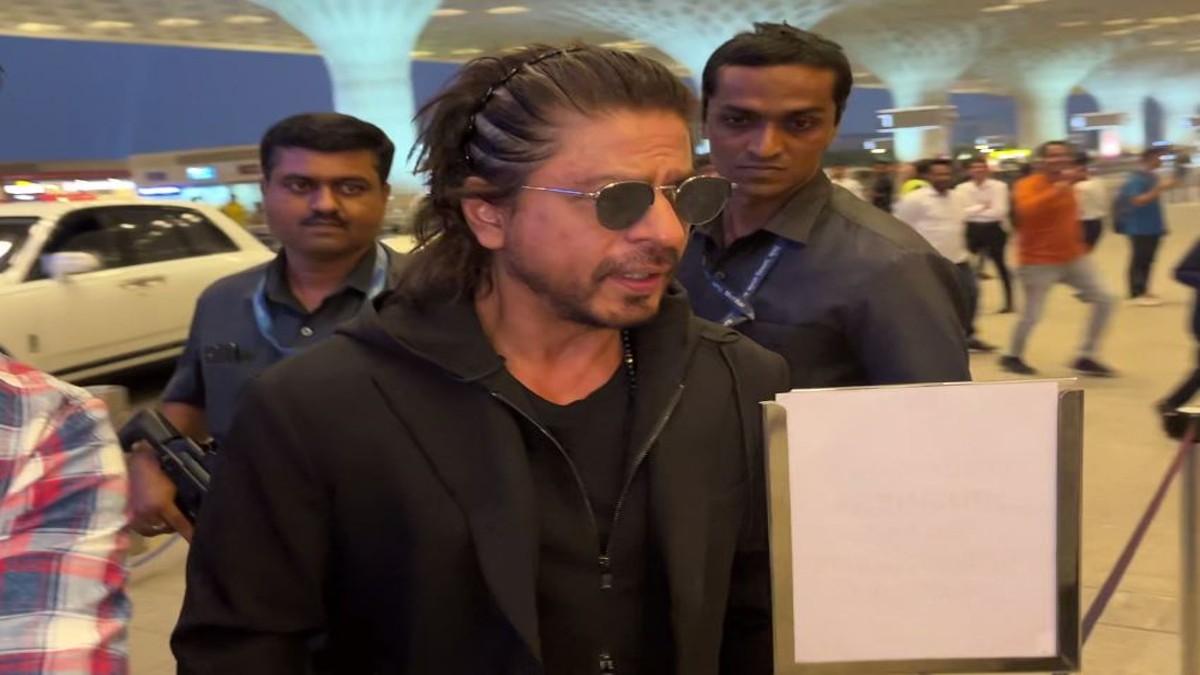 Shah Rukh Khan patiently waits for security check at Mumbai airport, video goes viral