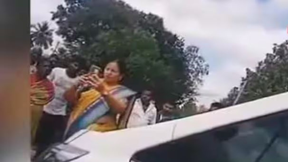 HD Deve Gowda’s Daughter-in-law tells biker to go die after he rams into luxury car, watch