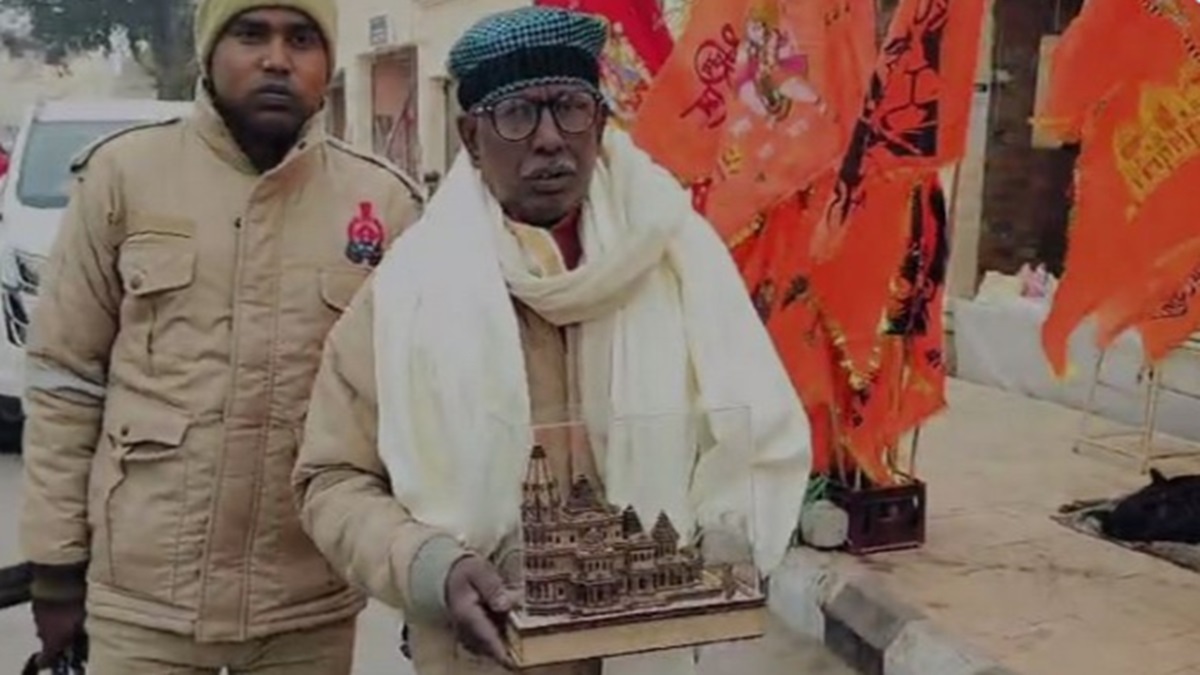 Iqbal Ansari, ex-Babri litigant, gifts miniature model of Ram temple to his gunner