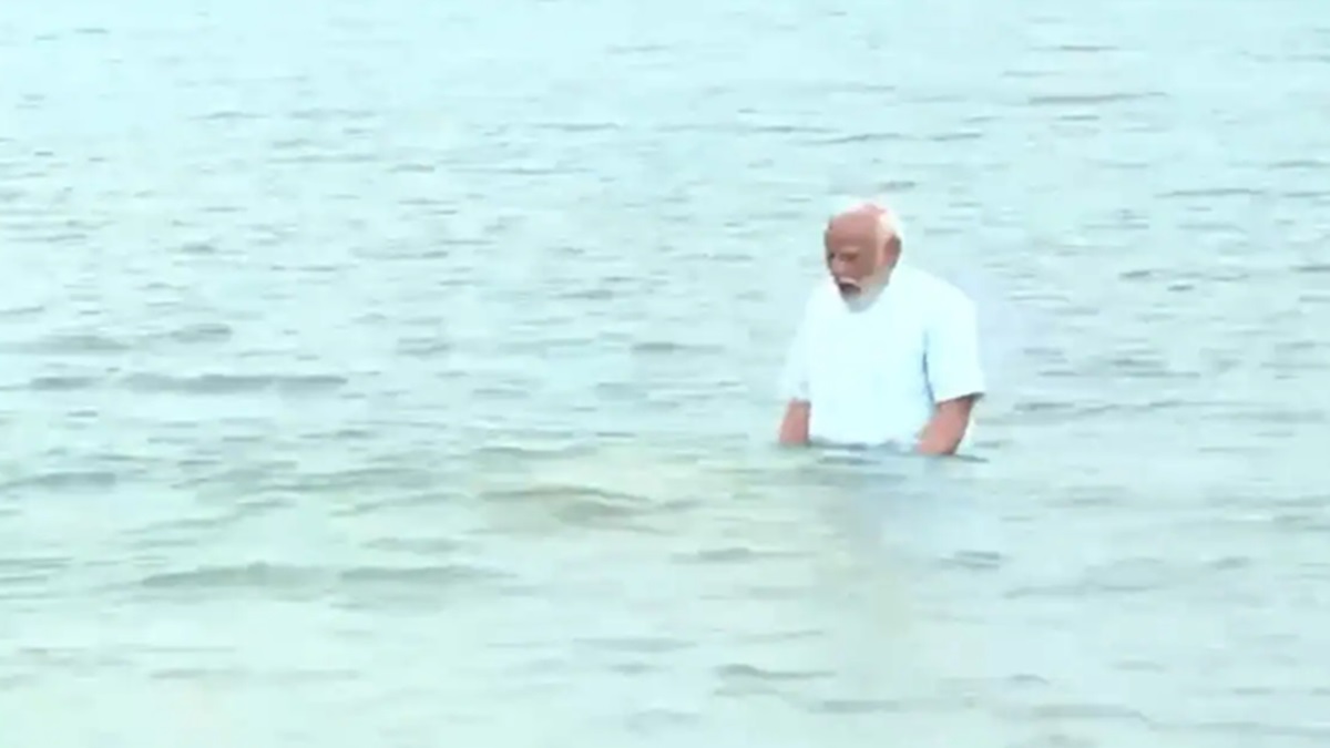 PM Modi takes holy dip at ‘Agni Teerth’ beach in Rameswaram, prays at Sri Arulmigu Ramanathaswamy Temple (VIDEO)