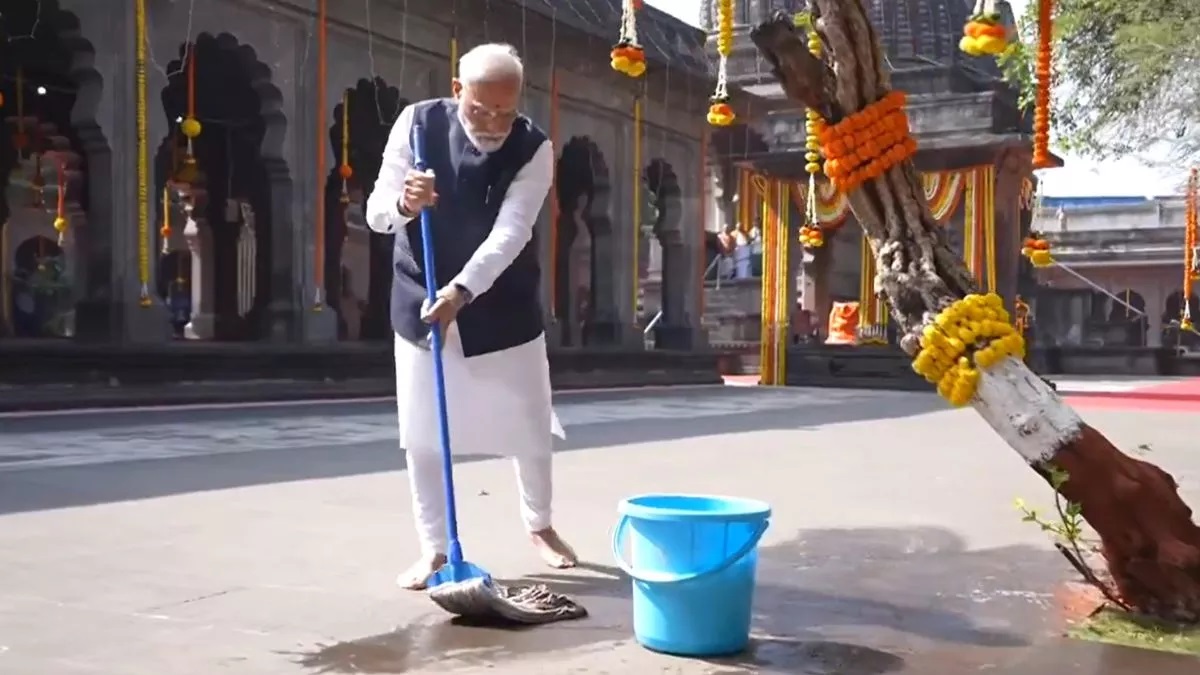 PM Modi - cleaning temple