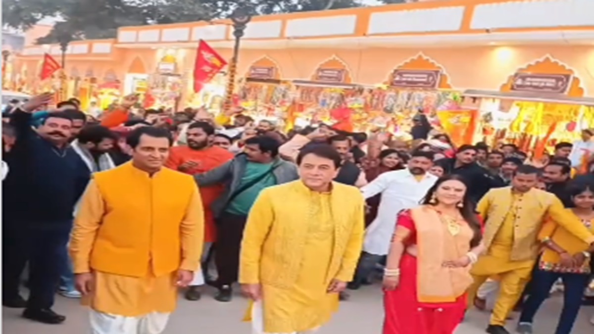 Reel-life Ram, Sita & Laxman arrive in Ayodhya; crowd gets euphoric; VIDEO surfaces