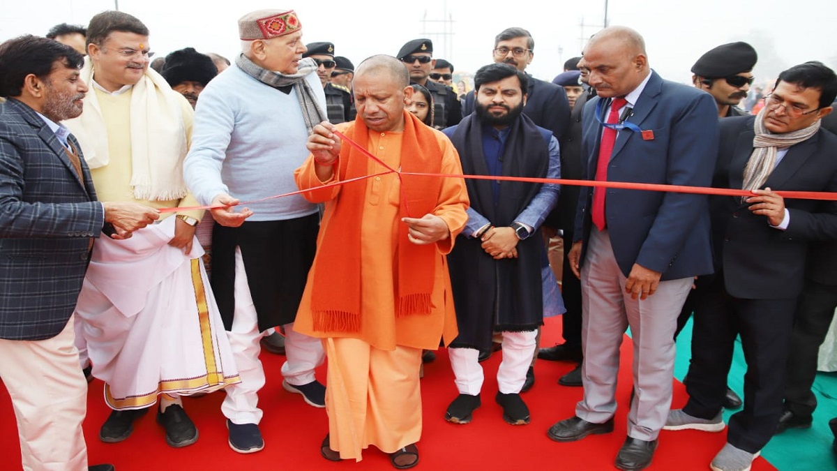 CM Yogi Flags Off 50 E-buses And 25 E-autos In Ayodhya, Inaugurates ...