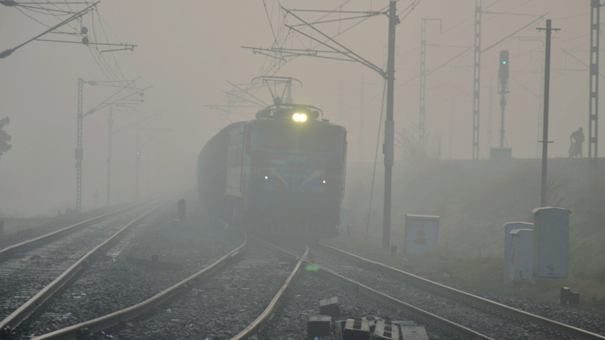 Delhi: Over 170 flights affected, 20 trains delayed due to fog