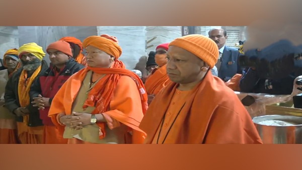 UP: CM Yogi offers prayers at Gorakhnath Temple on Makar Sankranti