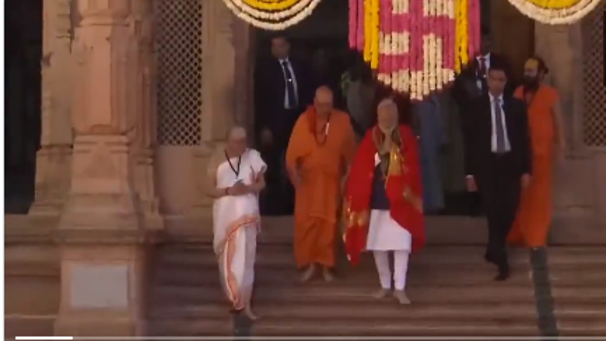 PM Modi offers prayers at Dwarkadhish Temple in Gujarat