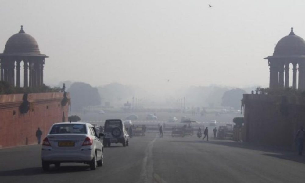 Thin layer of fog blankets Delhi; IMD predicts light rain on Sunday