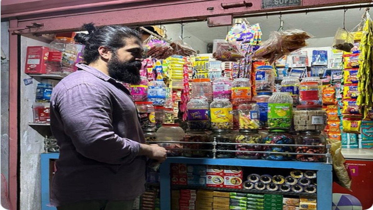 Kannada Superstar seen buying chocolates, ice candy for wife Radhika from local store in K’taka
