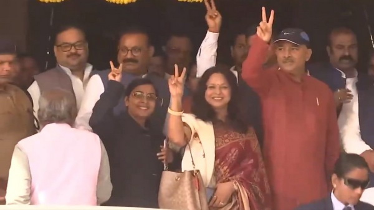 Legislators reach Bihar Vidhan Sabha ahead of trust vote of Nitish government