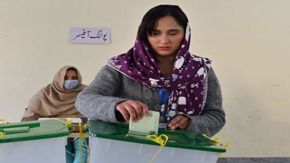 Voting closes in Pakistan’s national elections amid internet outages, rigging allegations
