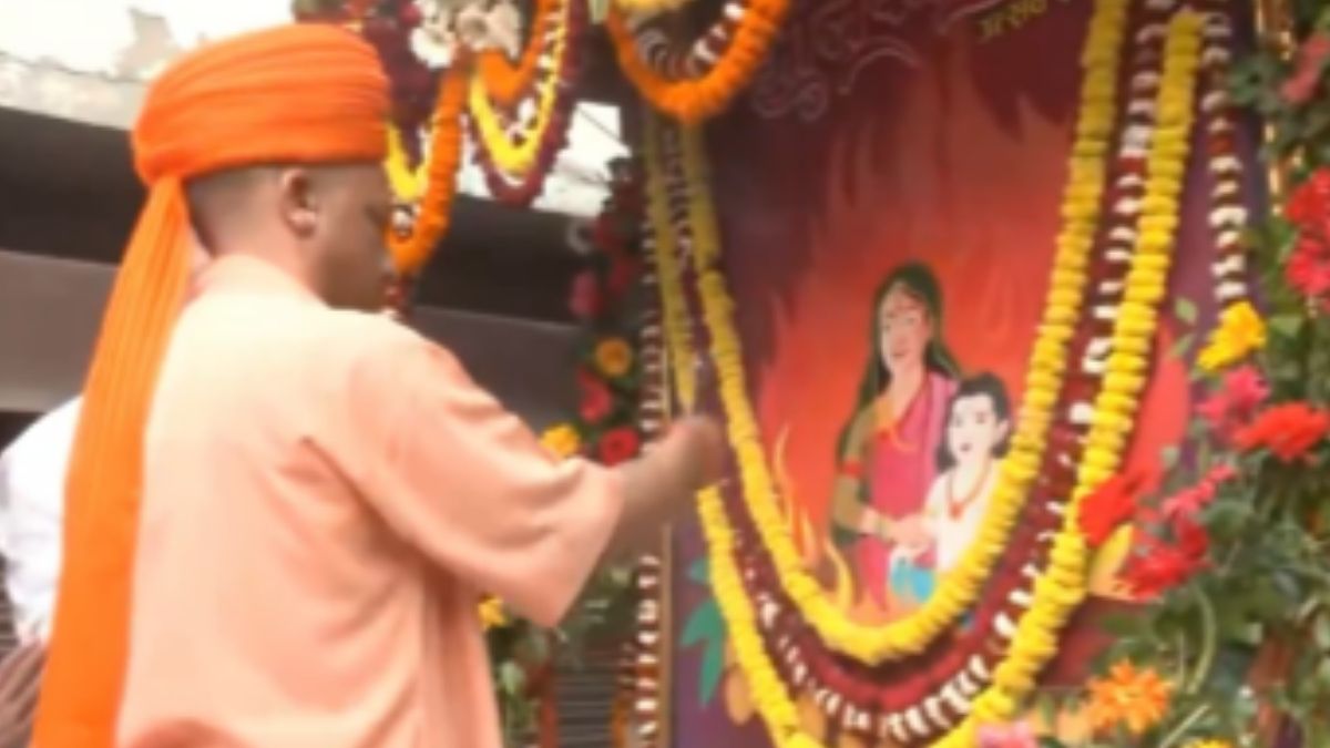 CM Yogi celebrates Holi by worshiping Holika ashes at Gorakhnath Temple