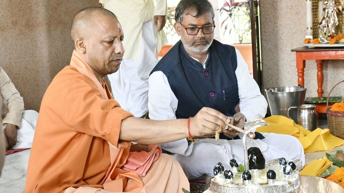 CM Yogi performs Rudrabhishek on Mahashivratri, prays for welfare of people