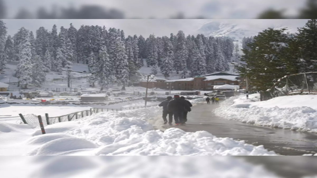 J&K: Heavy Snowfall covers Poonch district