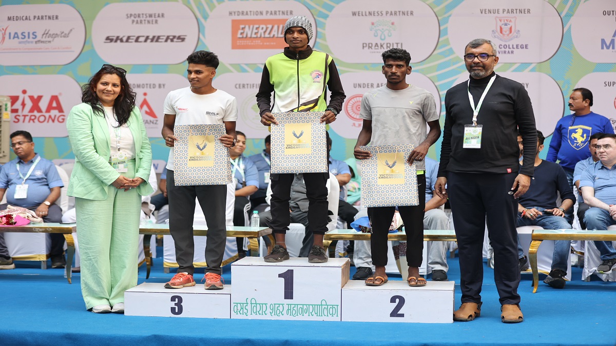 Victorious Endeavours directors Dimple Joshi (left) and Jaideep Marar (right) who sponsored prizes for all junior category races with the top three finishers in the Under-18 boys category.