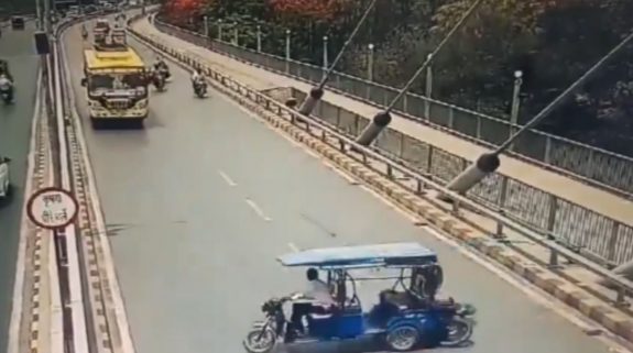 Watch: Biker dies after colliding with E-Riksha taking sudden U-turn in UP’s Praygraj, Viral video leaves netizens fuming