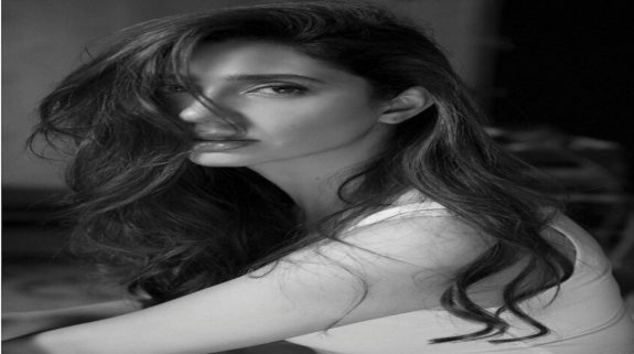 A Sneak Peek at the Best Pak Dramas of actress Mahira Khan from ‘Humsafar’ to ‘Neeyat’