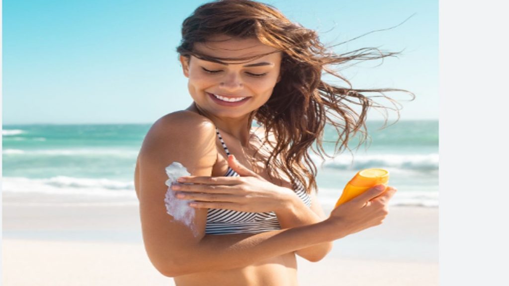 women applying sunscreen