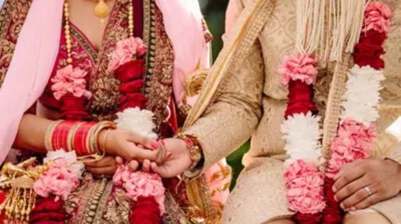 Bride’s family thrashes groom kissing her during varmala in Hapur wedding, 5 lands in Hospital