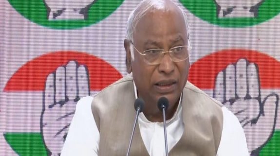 Kharge accuses BJP, PM Modi of “divisive” LS campaign, says INDIA alliance will form government