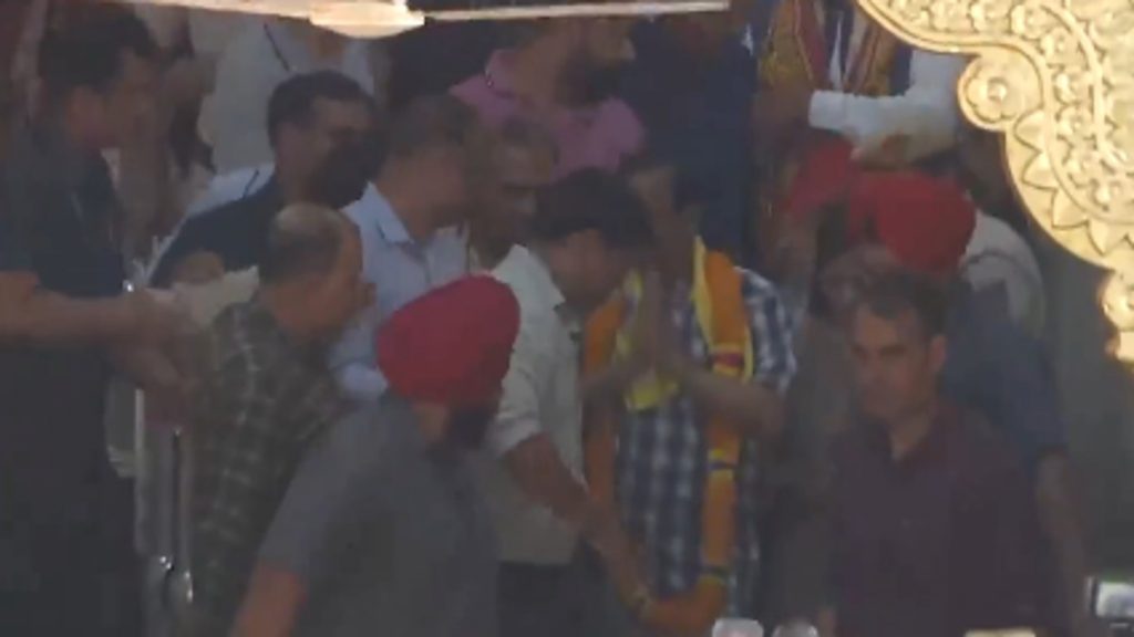 Kejriwal at hanuman temple