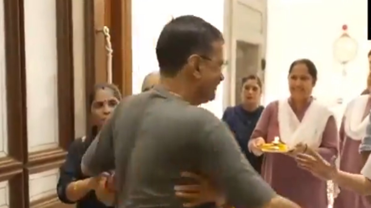 Arvind Kejriwal to visit Hanuman Temple today, address media; hold roadshow