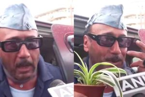 Viral Video: Actor Jackie Shroff gets mobbed by paps, says, “Thoda dur rakh…”