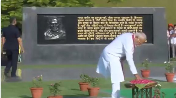 Narendra Modi pays tribute to ex-PM Atal Bihari Vajpayee ahead of oath-taking as PM