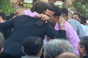 SRK and Akshay Kumar hug each other at PM Modi’s swearing in, watch pics