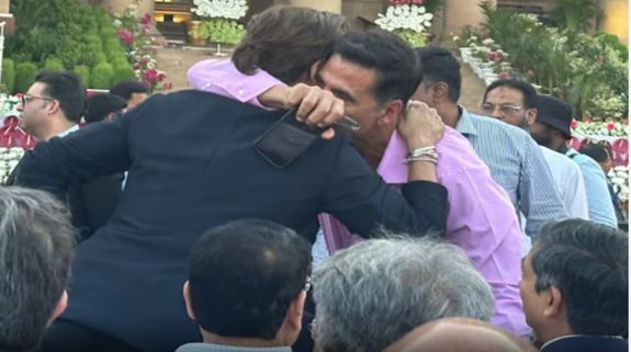 SRK and Akshay Kumar hug each other at PM Modi’s swearing in, watch pics