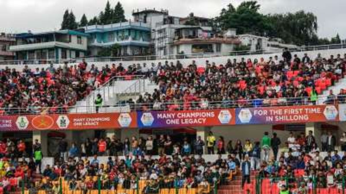 “Cancel Derby! Deliver Justice” Mohun Bagan and East Bengal fans start gathering in front of Yuva Bharati