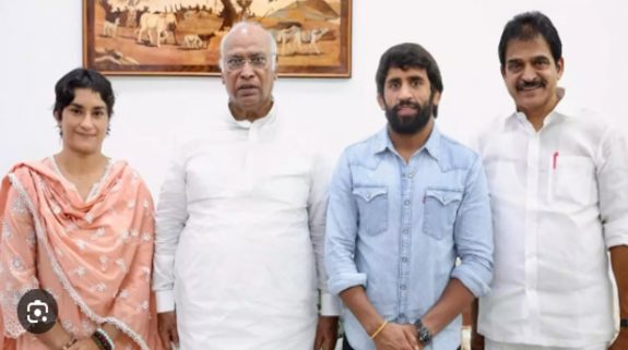 Vinesh Phogat, Bajrang Punia formally join Congress