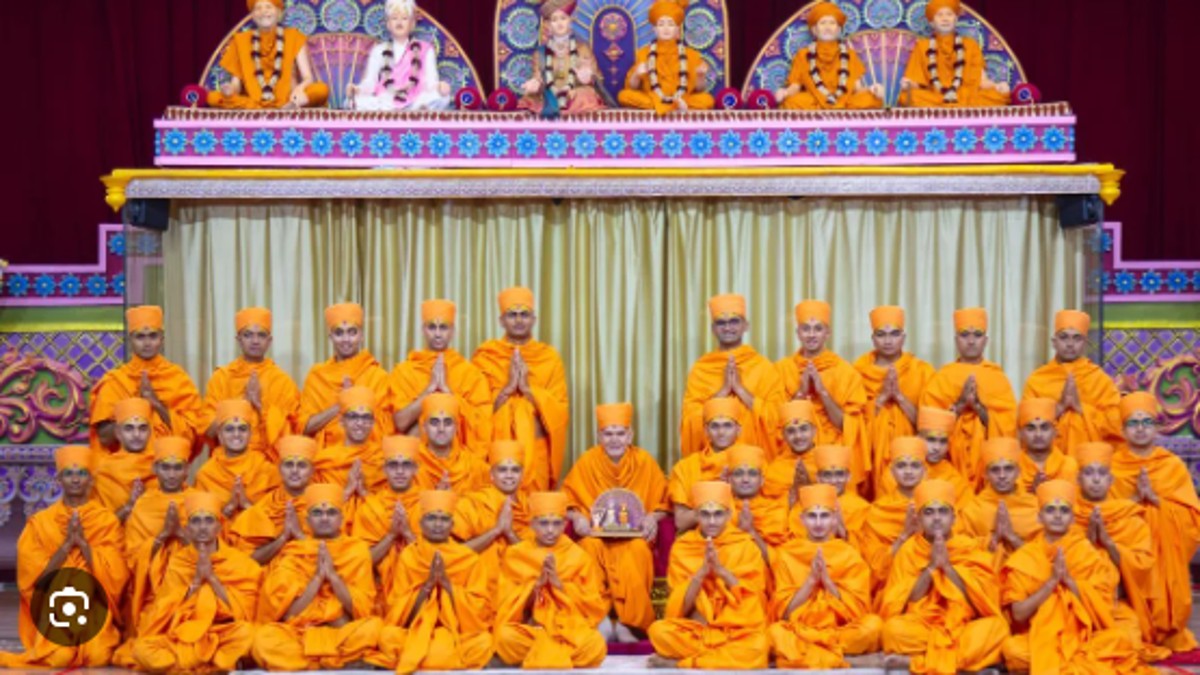 Mahant Swami Maharaj gives Sant Diksha to 29 Youths Parshadi at BAPS Akshar Mandir in Gujarat