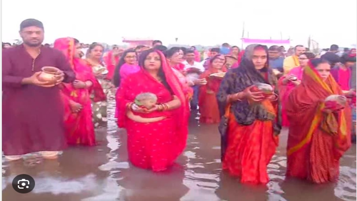 Chhath devotees gather to offer Arghya to rising Sun on last day of festival