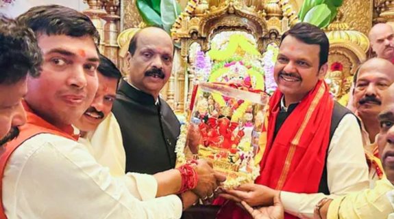 CM designate Fadnavis offers prayers at Shree Siddhivinayak Temple ahead of his swearing-in ceremony