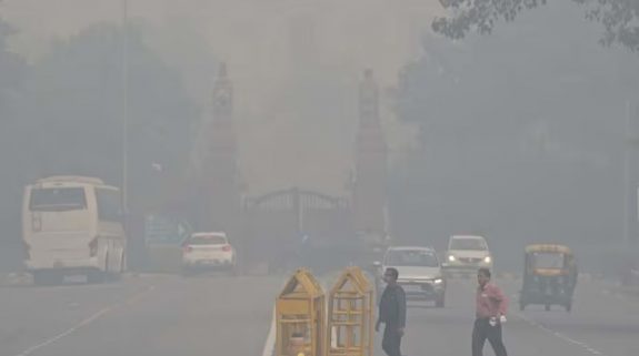 “Delhi ka AQI hua 500 paar, Yamuna mein hai pollution ki bahar, thank you Kejriwal Sarkar”: BJP